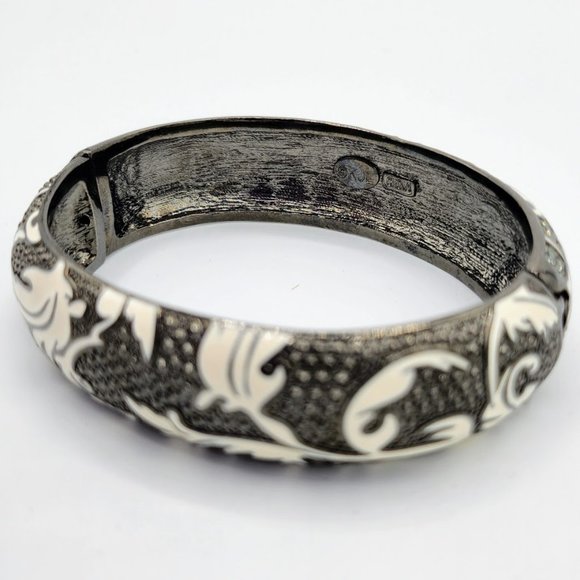 Kenneth Jay Lane KJL White Enameled Rhinestone Studded Black Tone Hinged Bangle - Picture 4 of 6